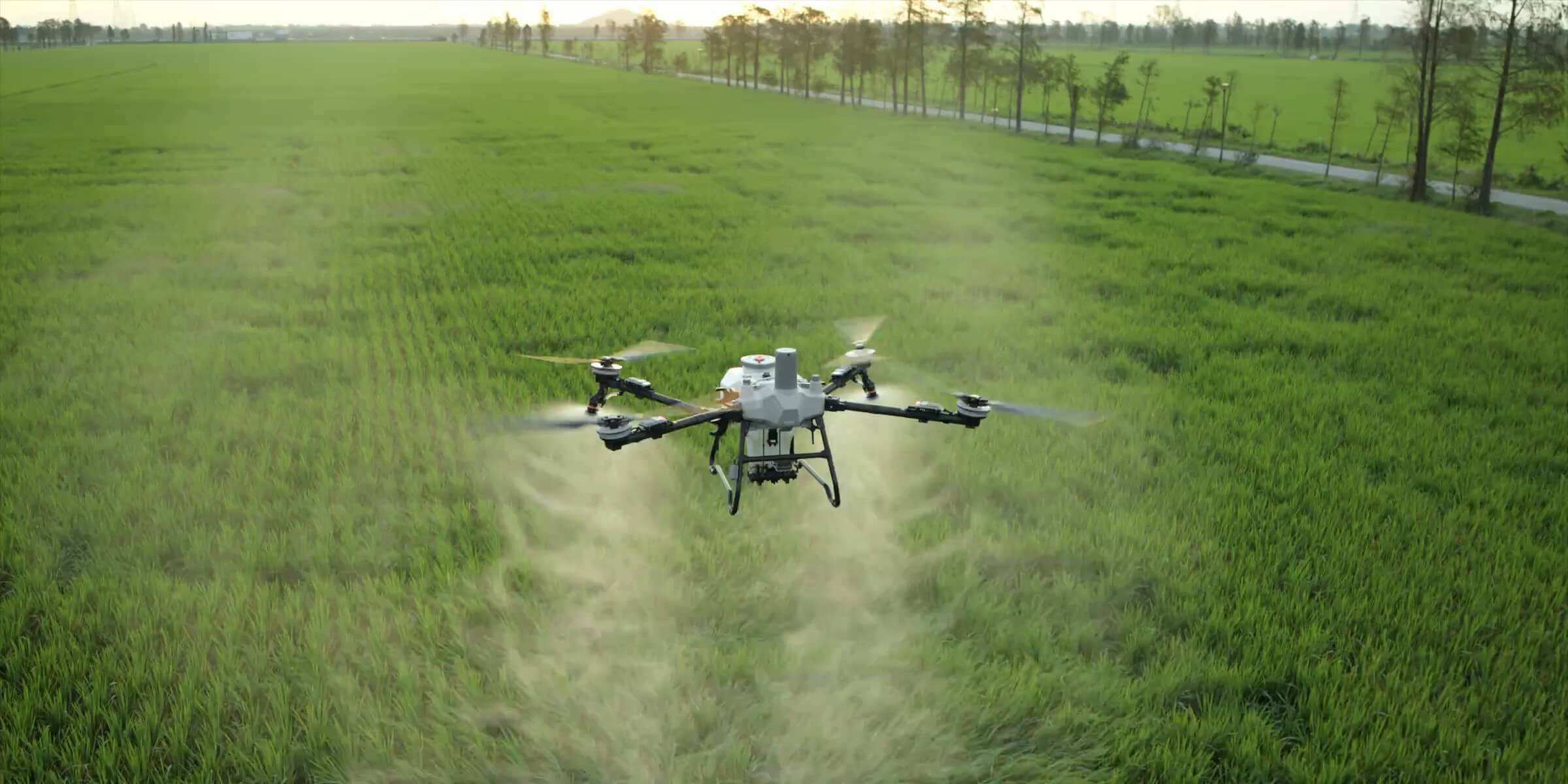 DJI AGRAS T55 em operação · imagem oficial DJI