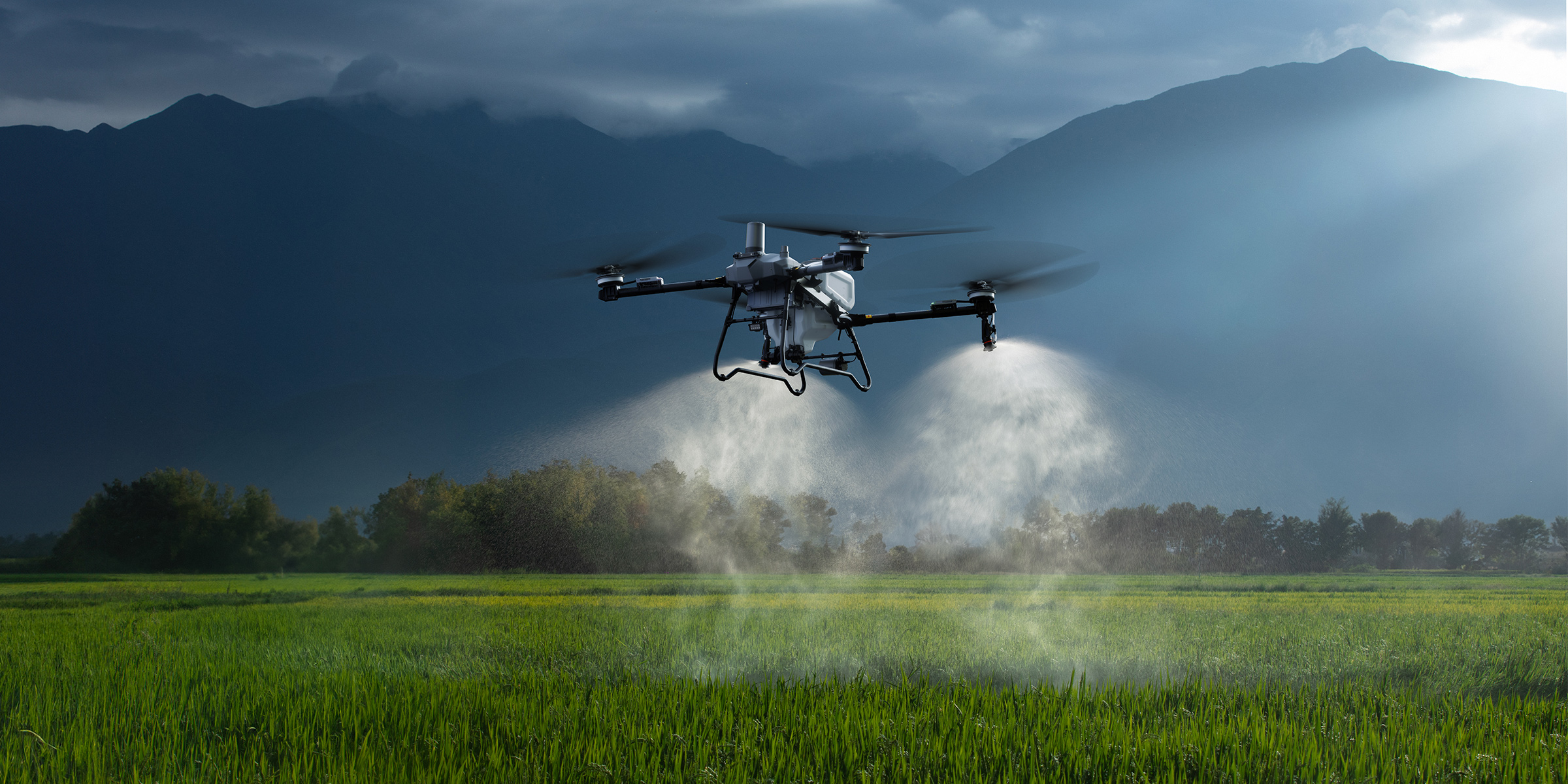 DJI AGRAS T70P em pulverização no campo · imagem oficial DJI